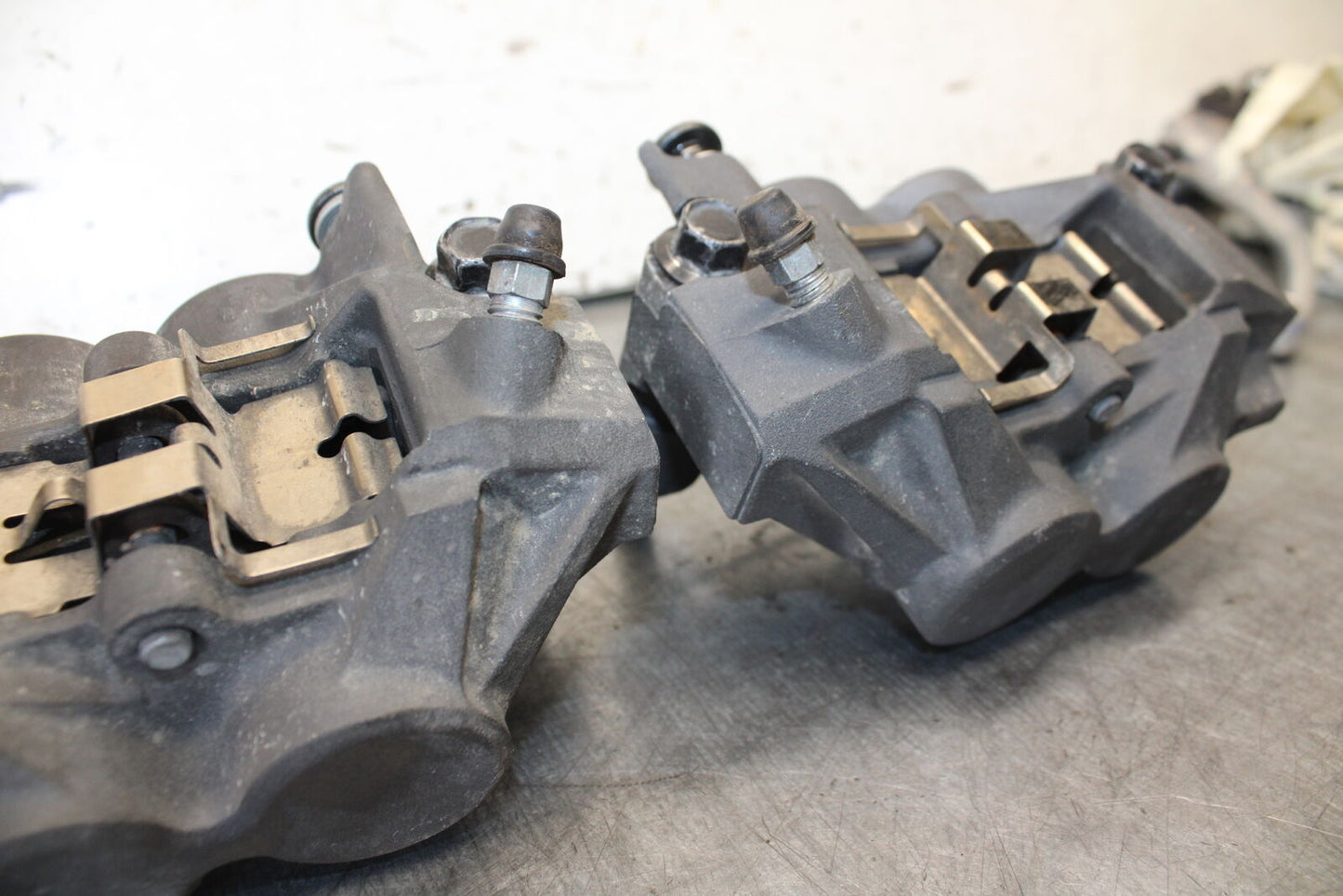 08-16 YAMAHA YZF R6 RIGHT LEFT FRONT BRAKE CALIPER SET PAIR CALIPERS BB665