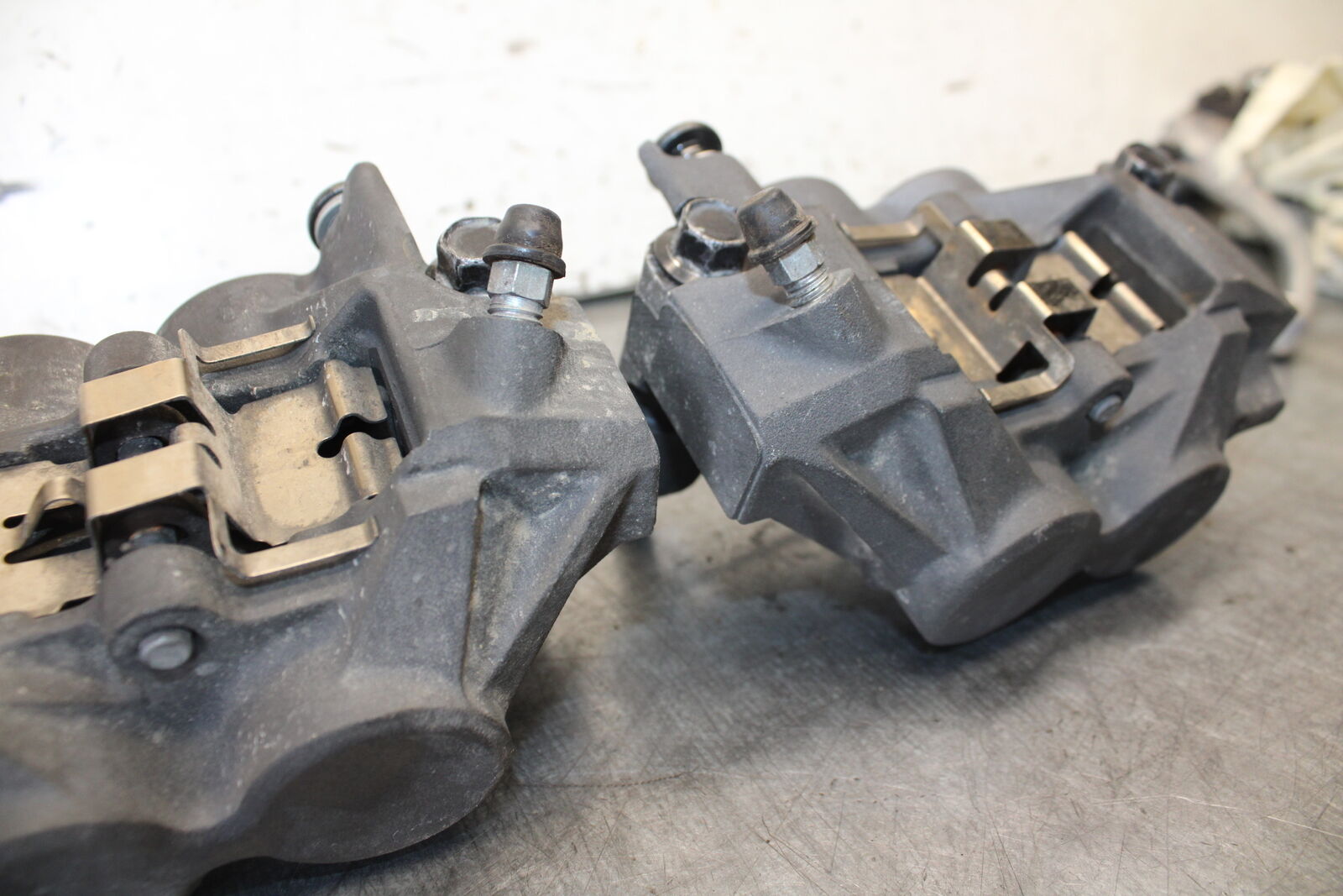 08-16 YAMAHA YZF R6 RIGHT LEFT FRONT BRAKE CALIPER SET PAIR CALIPERS BB665