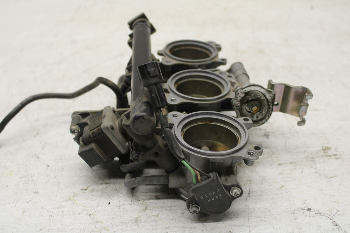 07-16 TRIUMPH STREET TRIPLE MAIN FUEL INJECTORS / THROTTLE BODIES BB361