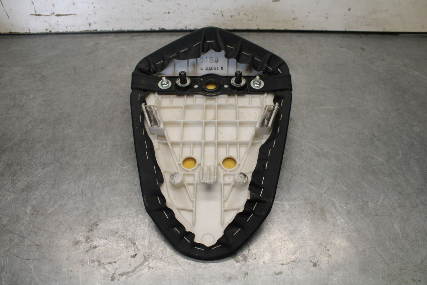 21 KAWASAKI NINJA ZX6R REAR BACK PASSENGER TANDEM SEAT PAD SADDLE PILLION BB647