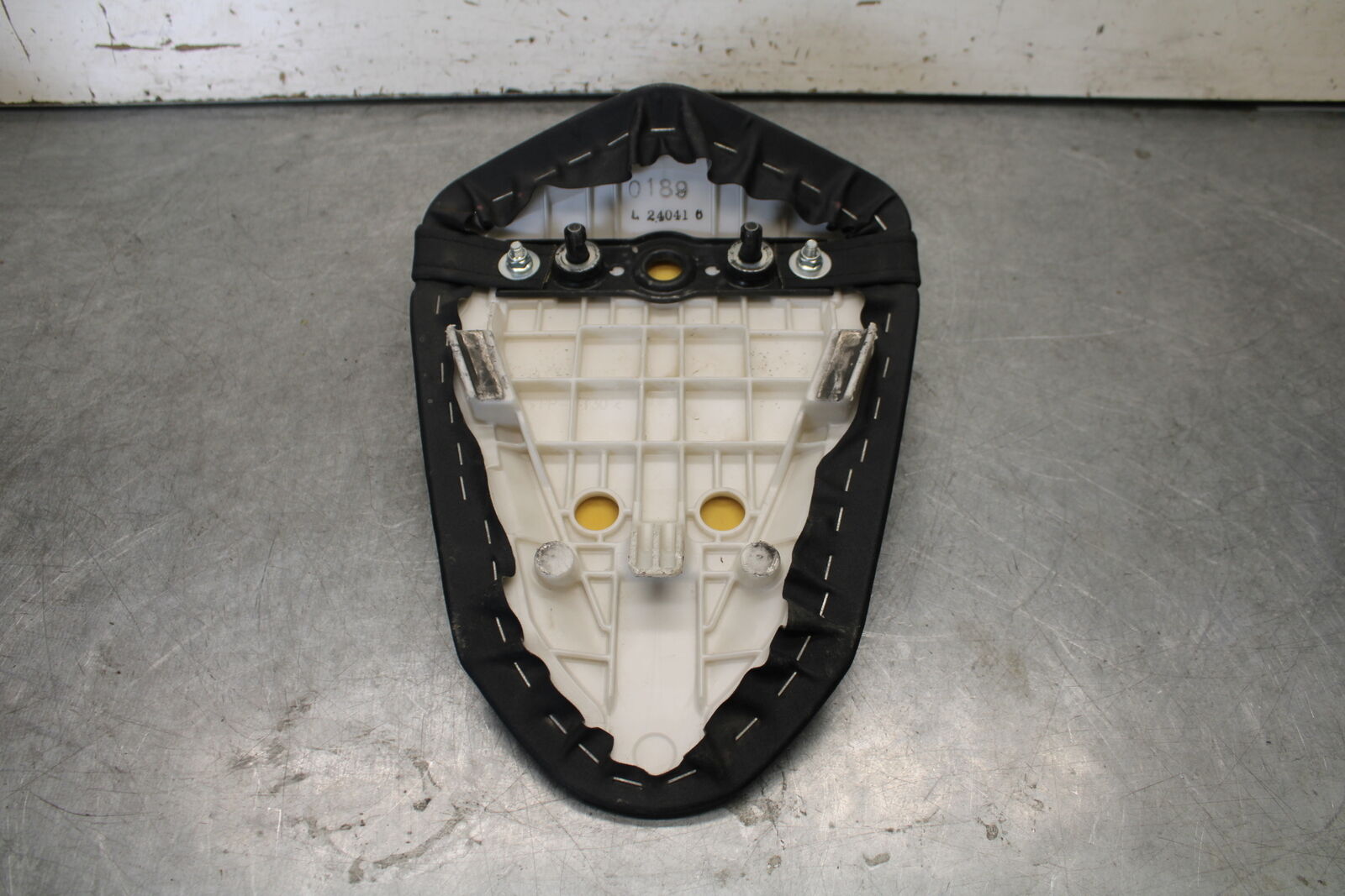 21 KAWASAKI NINJA ZX6R REAR BACK PASSENGER TANDEM SEAT PAD SADDLE PILLION BB647