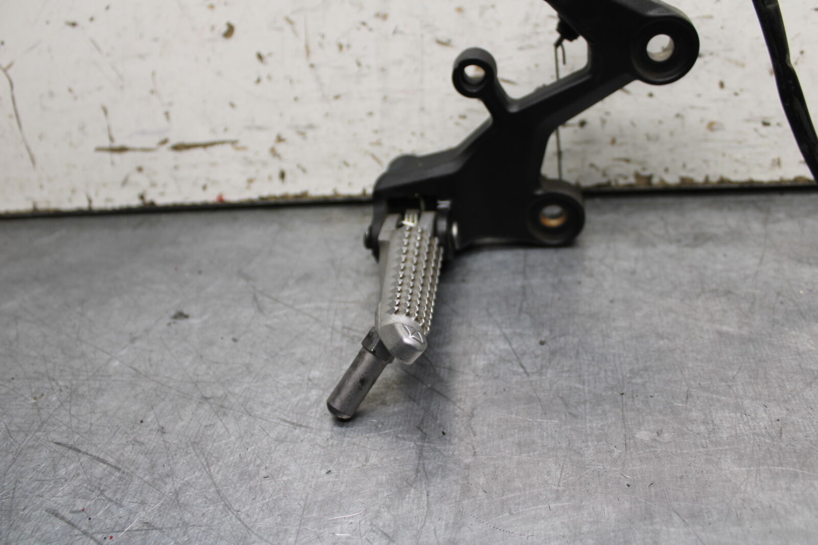 19-22 KAWASAKI Z400 RIGHT REARSET REAR SET DRIVER FOOT PEG REST STOP BB738