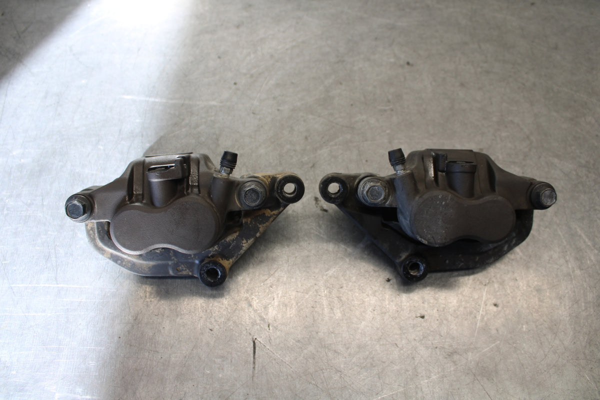 09-15 YAMAHA FZ6R RIGHT LEFT FRONT BRAKE CALIPER SET PAIR CALIPERS BB686