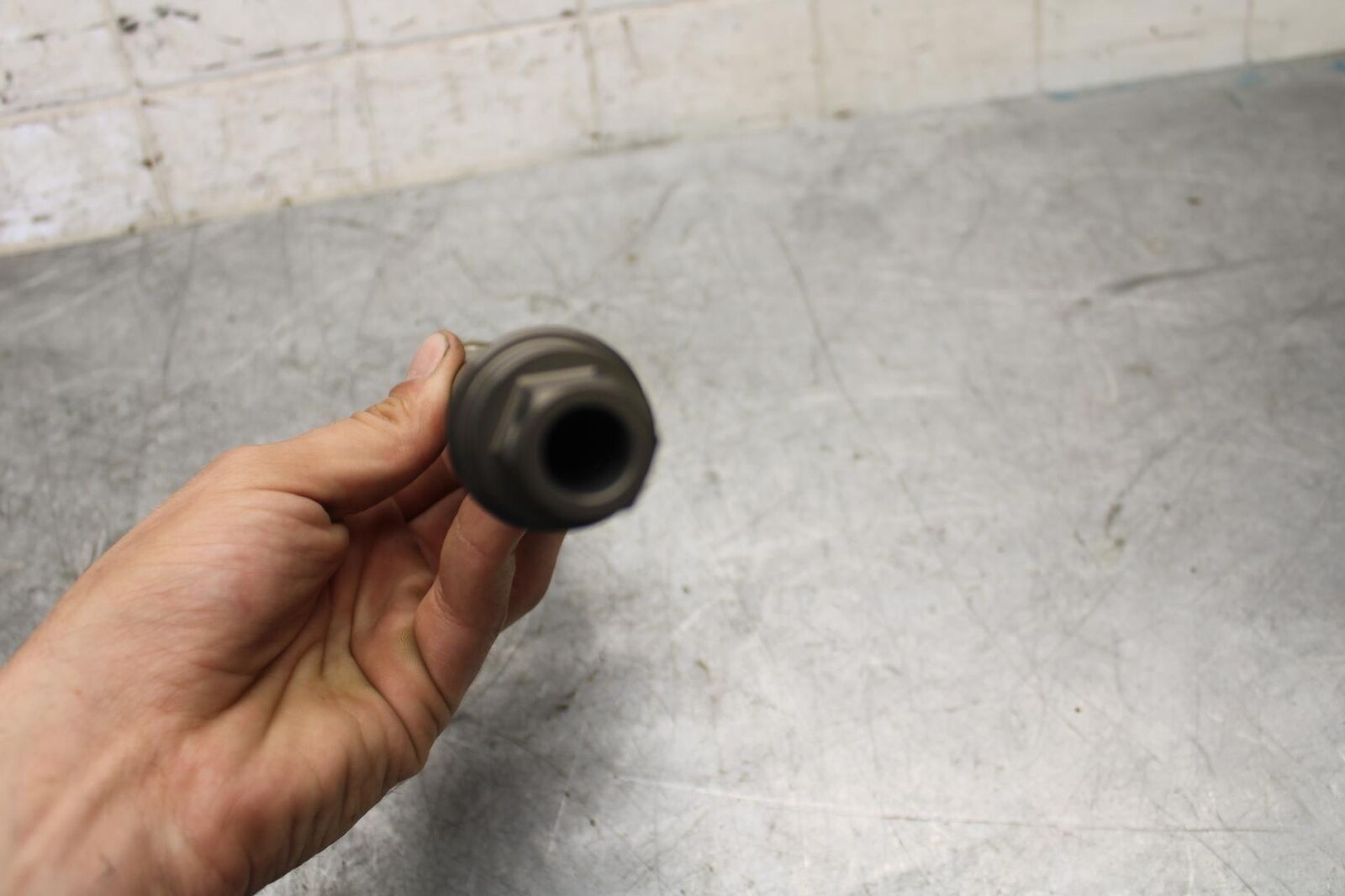 2017 Suzuki GSXR600 FRONT WHEEL RIM AXLE PIVOT BOLT 54711-14J00 BB527