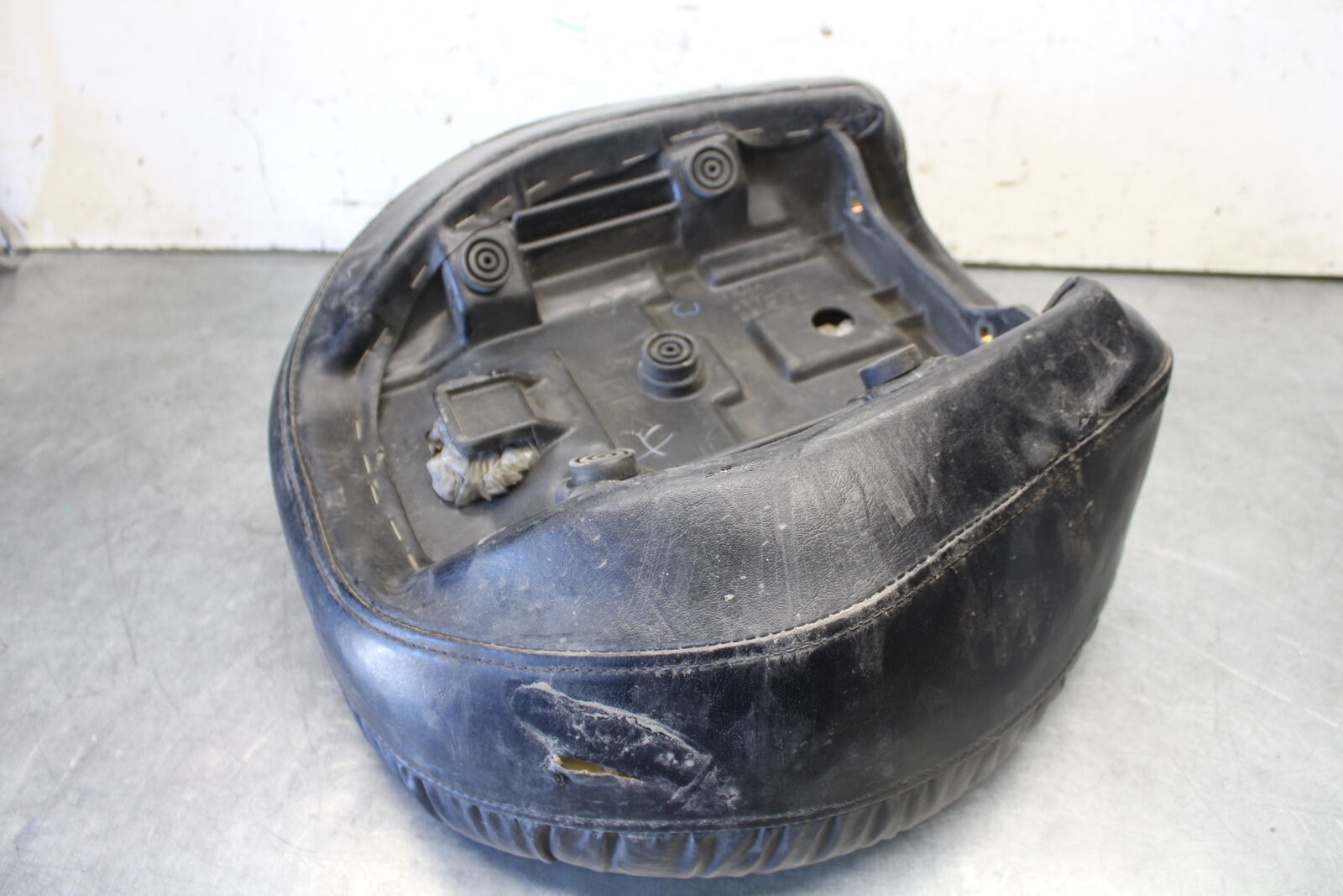 05-06 YAMAHA ROYAL STAR REAR BACK PASSENGER SEAT BB697