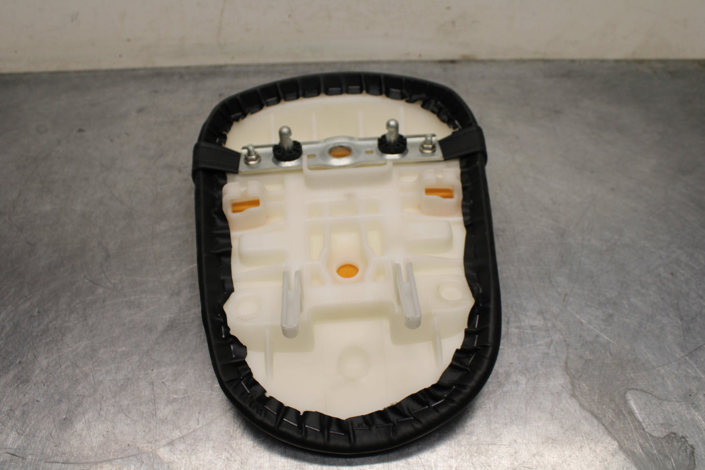 09 SUZUKI GSXR600 REAR BACK PASSENGER TANDEM SEAT PAD SADDLE PILLION BB759