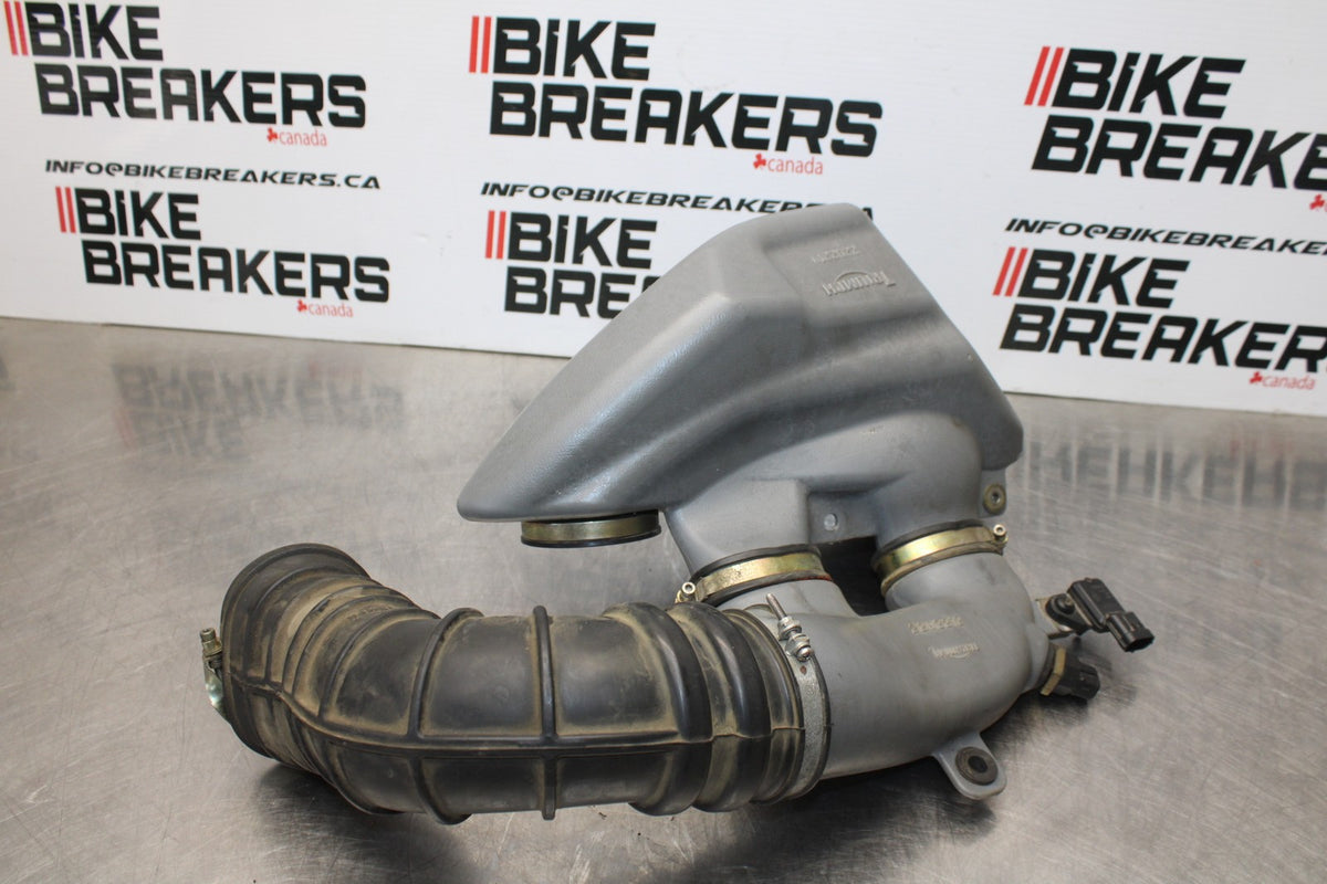 05 TRIUMPH ROCKET III AIR INTAKE DUCT TUBE BB186