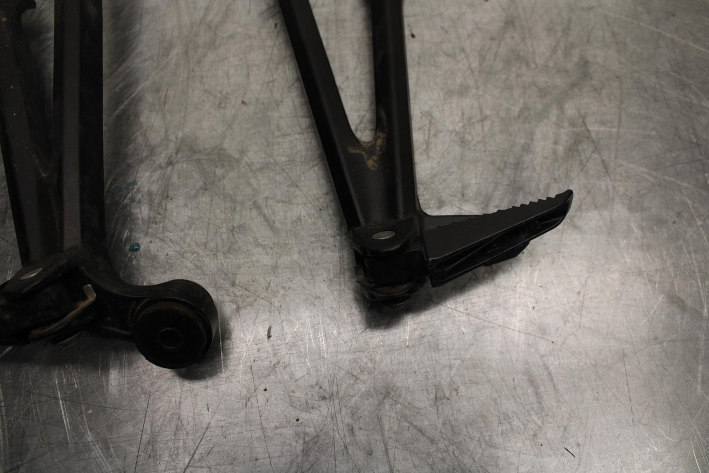 11-21 SUZUKI GSXR750 ALUMINUM REAR BACK PASSENGER PEG SET PAIR BB492