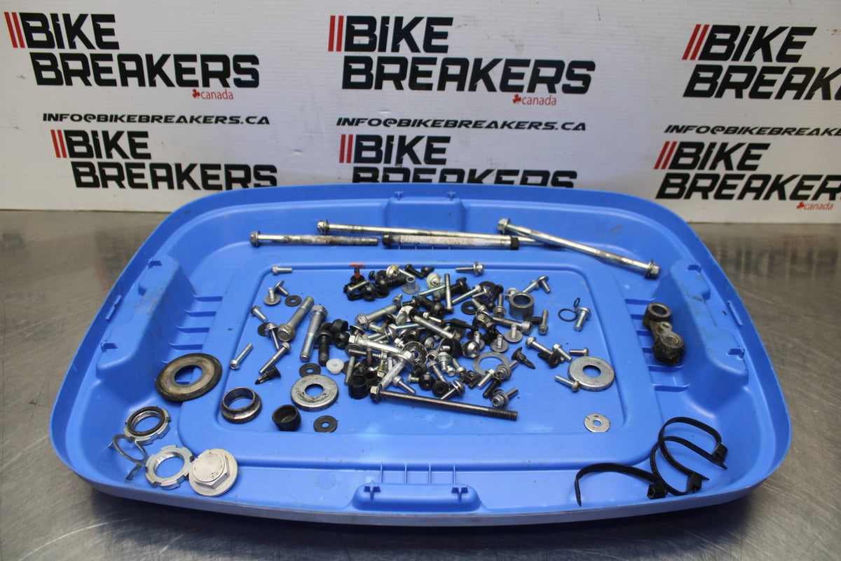 16 YAMAHA XSR900 ENGINE MOUNTING BOLTS HARDWARE MOTOR SCREWS BB786
