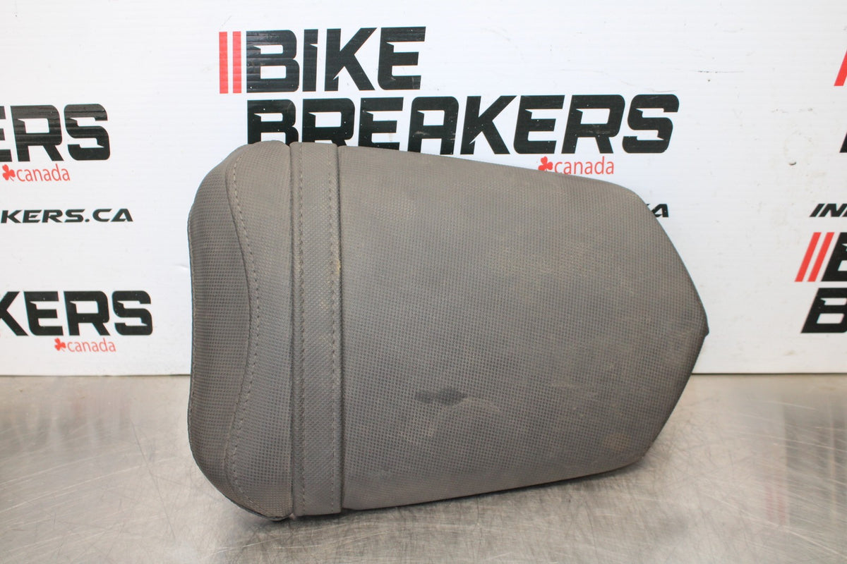 04-06 YAMAHA YZF R1 REAR BACK PASSENGER TANDEM SEAT PAD SADDLE PILLION BB160