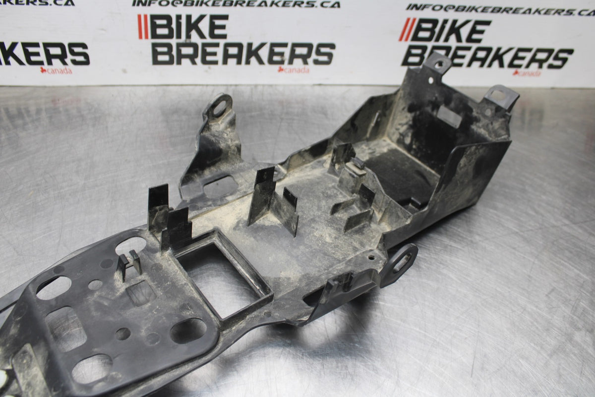 23 YAMAHA YZF R3 REAR BACK TAIL UNDERTAIL BATTERY TRAY PLASTIC BB806