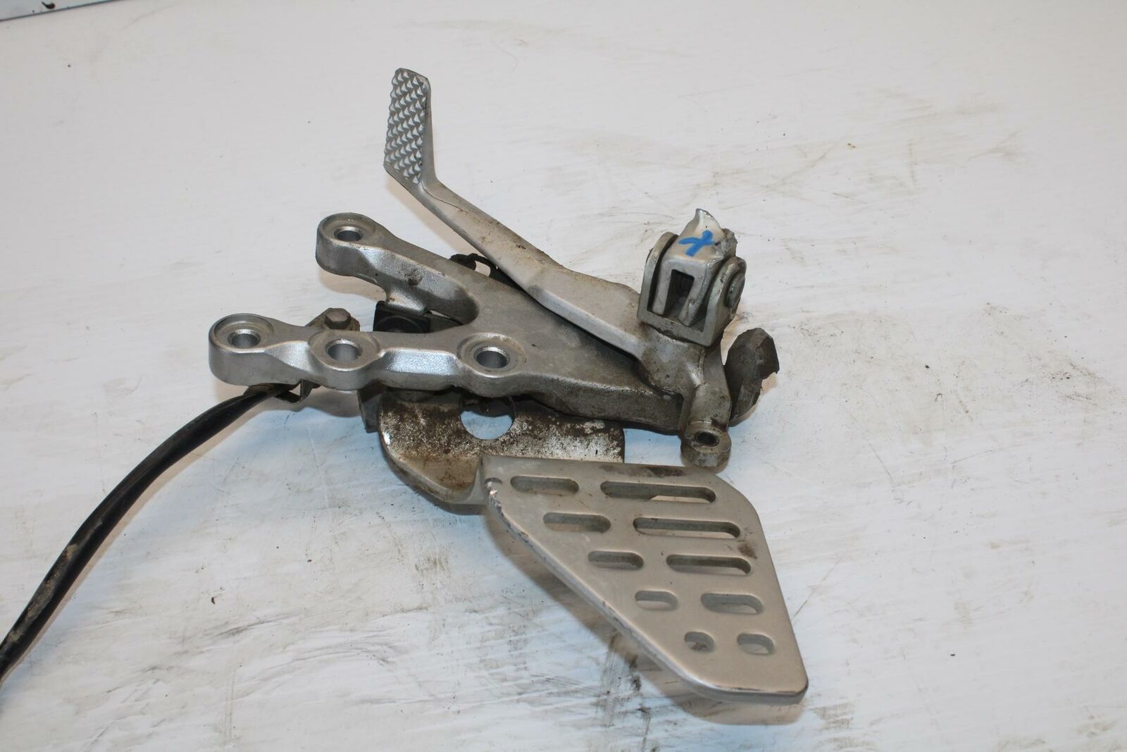 08-16 YAMAHA YZF R6 RIGHT REARSET REAR SET DRIVER FOOT PEG REST STOP BB273