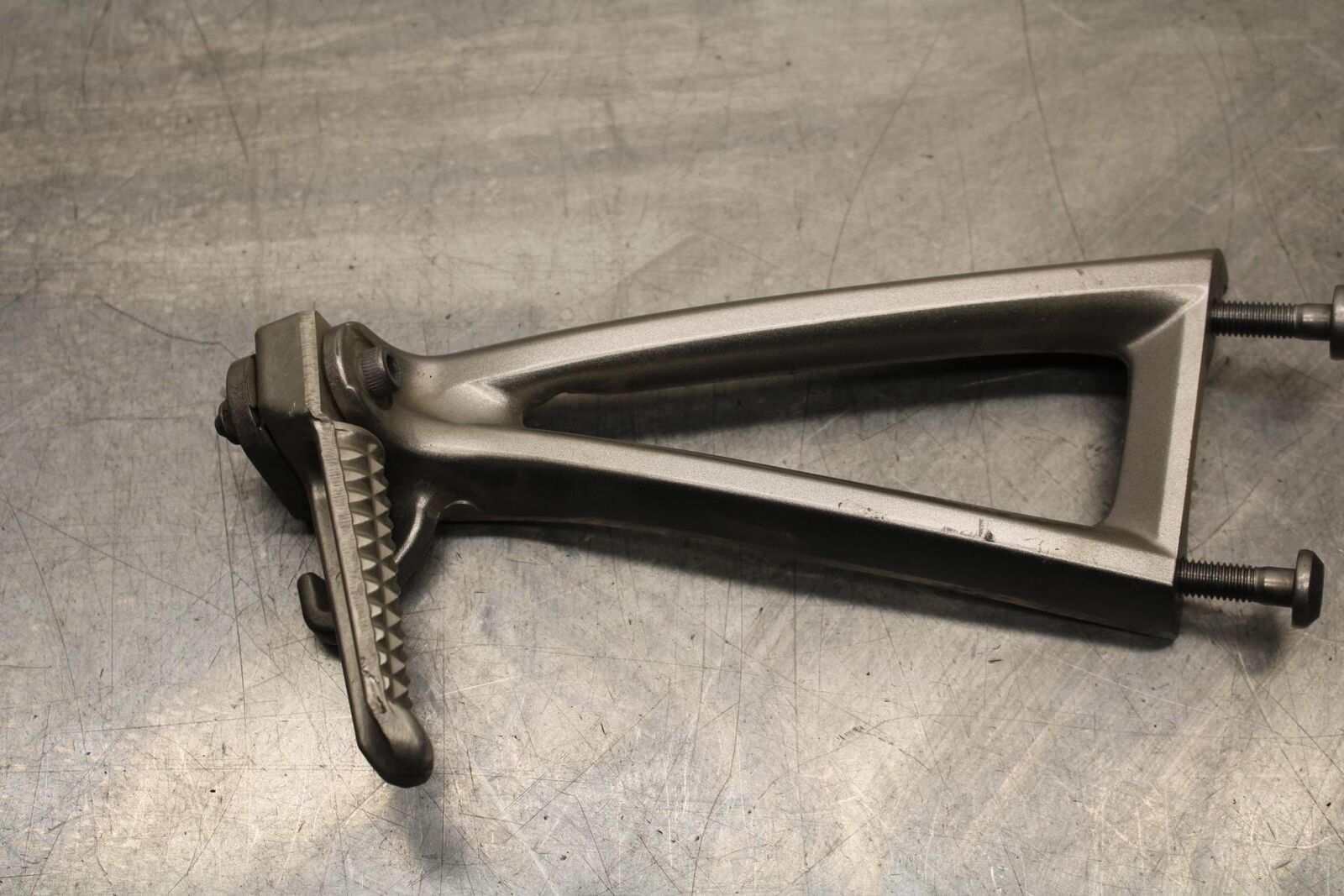 2006 Yamaha YZF R6 REAR BACK PASSENGER PEG SET PAIR 2C0-2741L-00-00 BB560