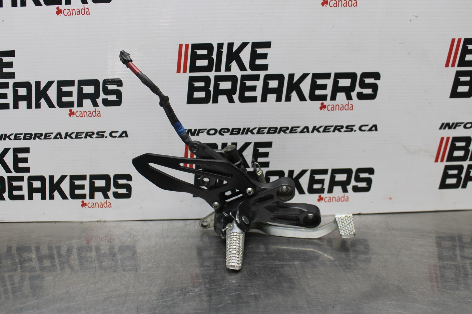 22-25 YAMAHA YZF R7 RIGHT REARSET REAR SET DRIVER FOOT PEG REST STOP BB769