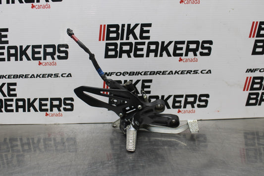22-25 YAMAHA YZF R7 RIGHT REARSET REAR SET DRIVER FOOT PEG REST STOP BB769
