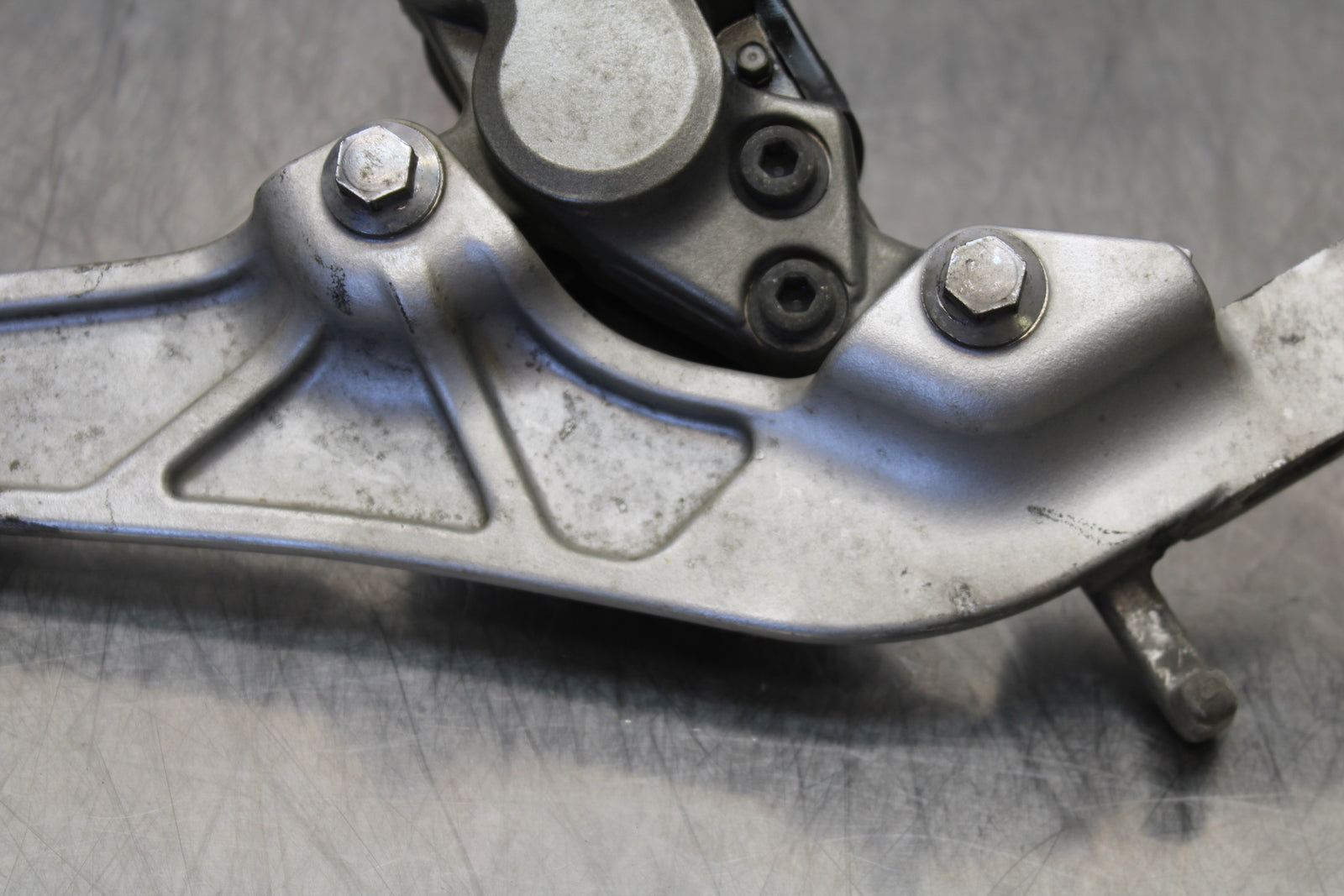 04 YAMAHA ROAD STAR XV1700A REAR BACK BRAKE CALIPER W MOUNT BRACKET BB155
