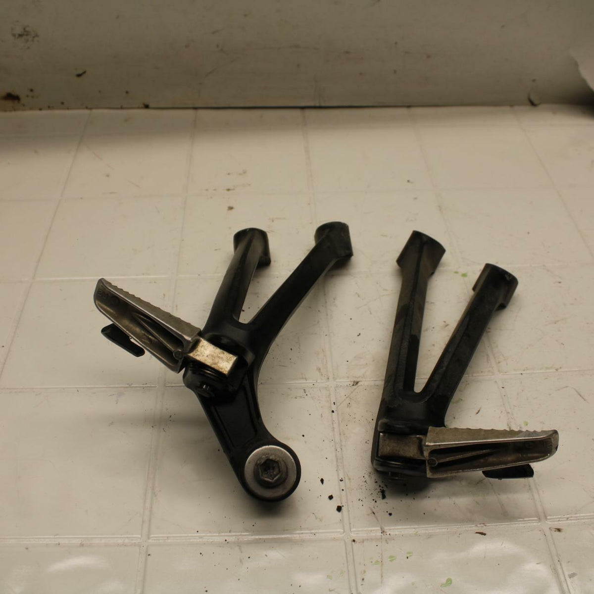 08-10 SUZUKI GSXR750 REAR BACK PASSENGER PEG SET PAIR BB396