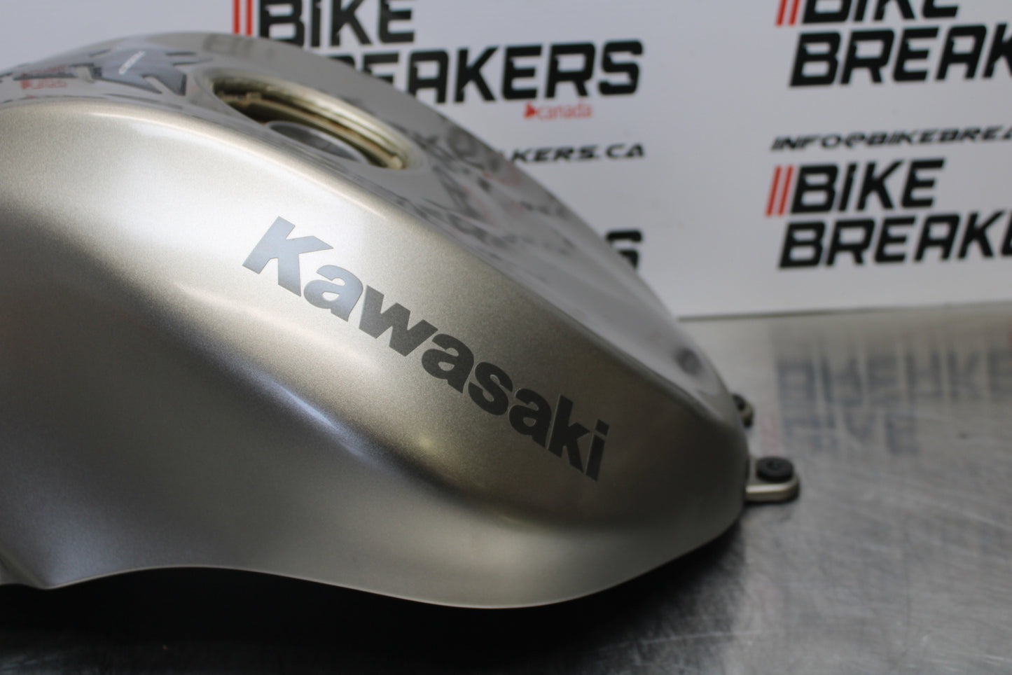 04-05 KAWASAKI NINJA ZX10R GAS TANK FUEL CELL PETROL RESERVOIR BB163