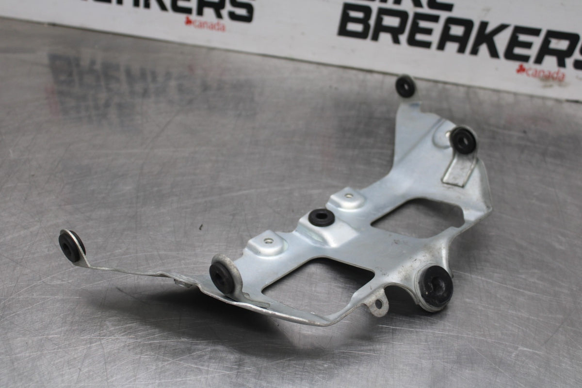 06-07 SUZUKI GSXR 600 FRONT GAS TANK BRACKET MOUNT BB880