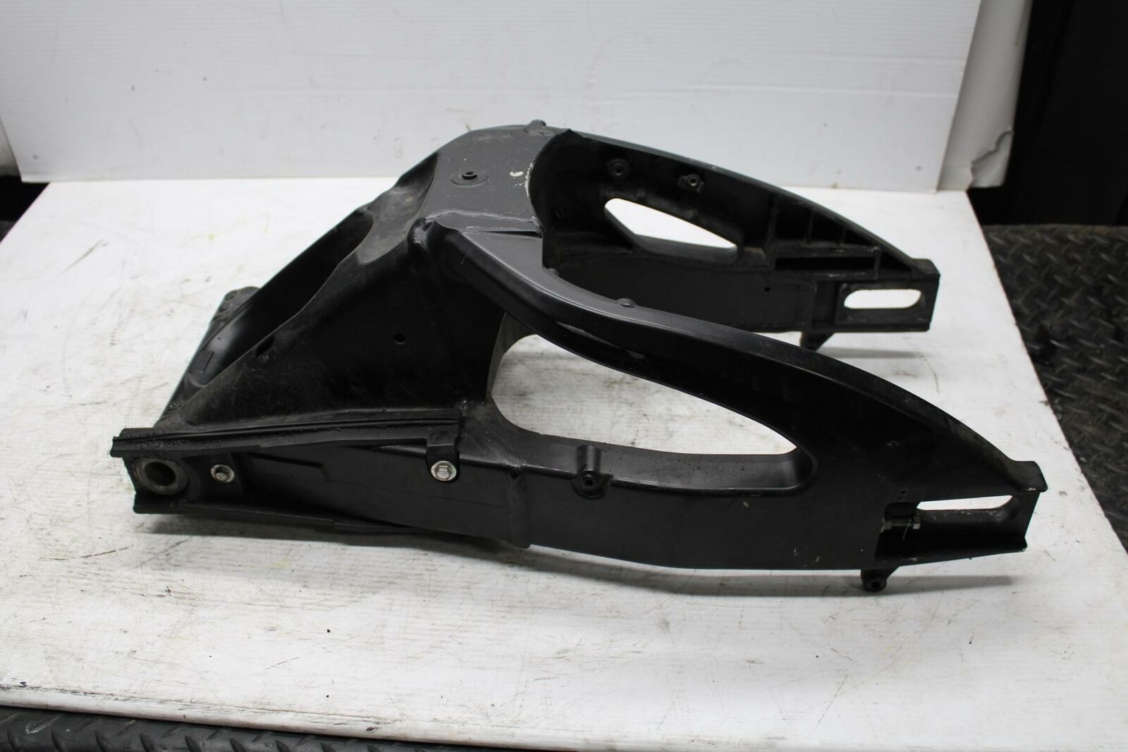 06-07 SUZUKI GSXR750 REAR SWINGARM SUSPENSION SWING ARM 61000-01H00-YAP BB179 B