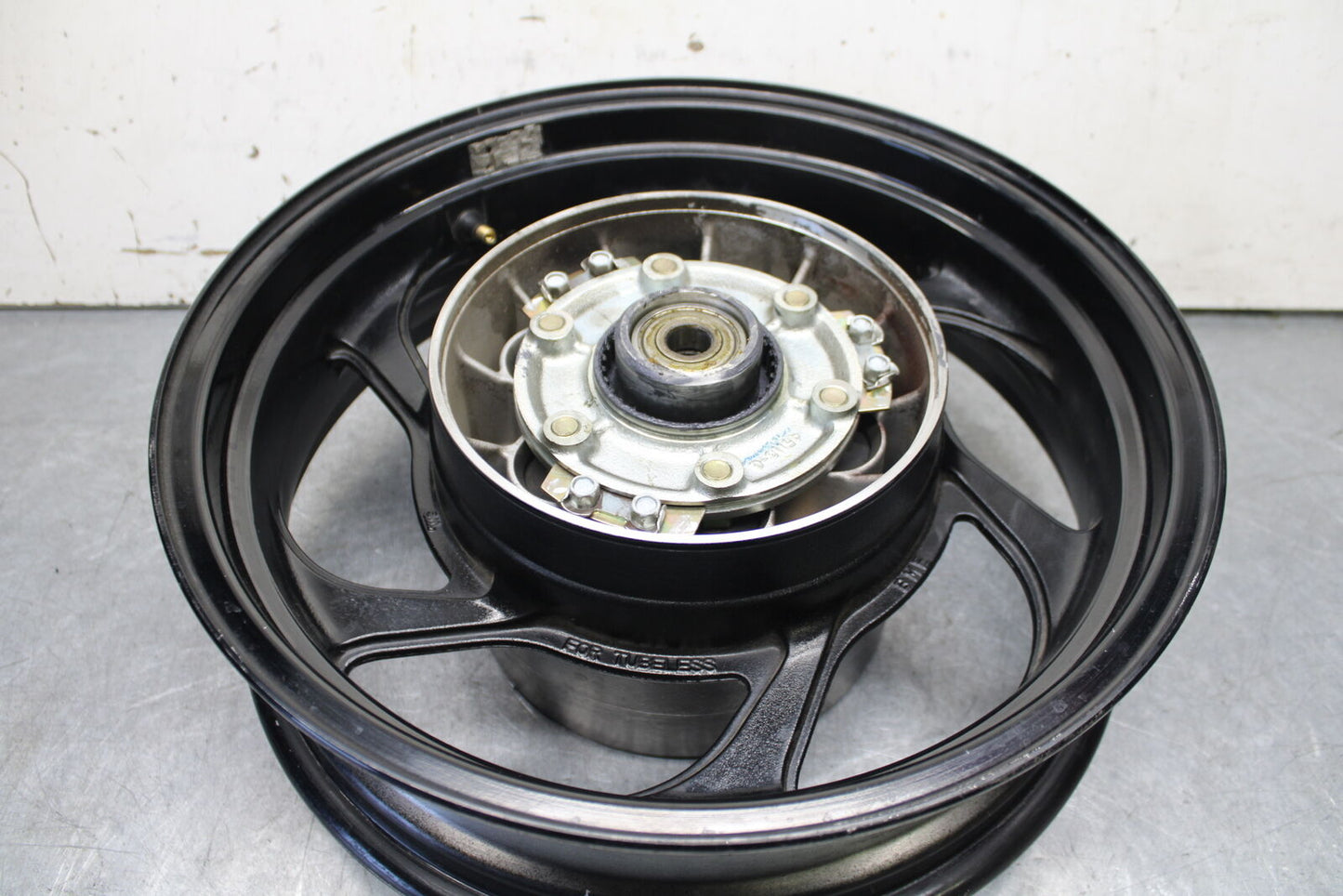 05-06 SUZUKI BOULEVARD M50 REAR WHEEL BACK RIM BB671