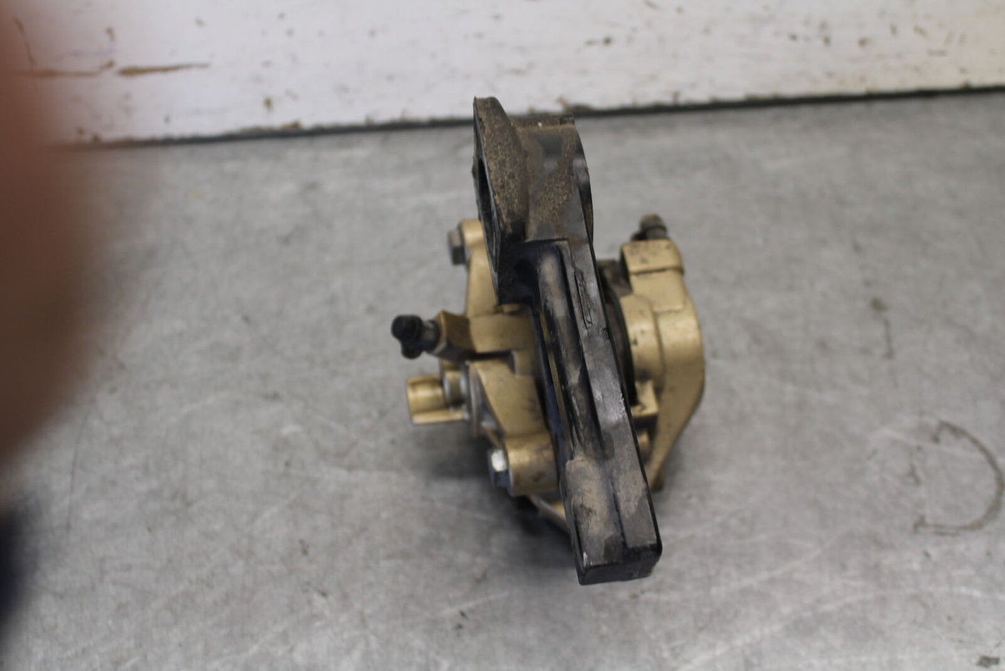 04 SUZUKI GSXR600 REAR BACK BRAKE CALIPER W MOUNT BRACKET 69100-18G00-999  BB676
