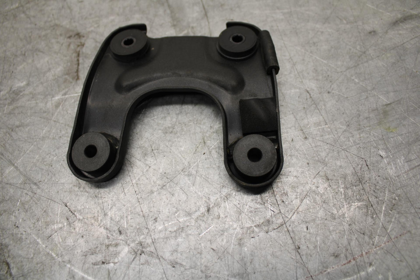 2009 Kawasaki Ninja ZX6R ZX600R FRONT GAS TANK BRACKET MOUNT BB44