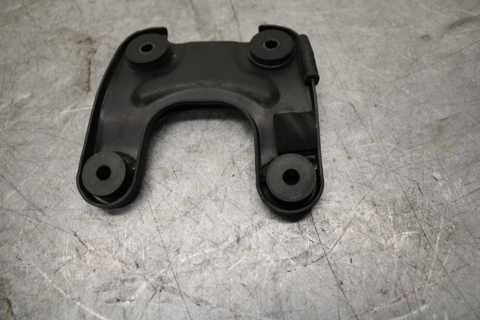 2009 Kawasaki Ninja ZX6R ZX600R FRONT GAS TANK BRACKET MOUNT BB44