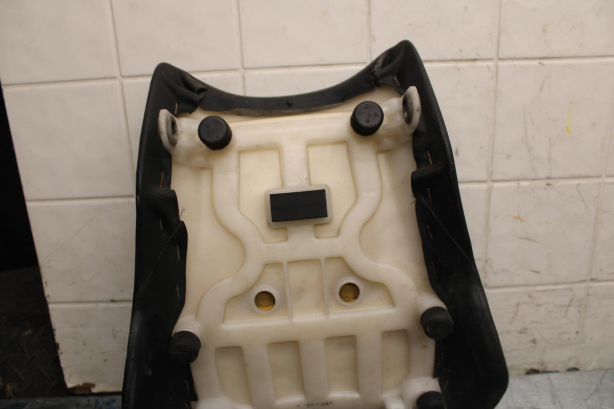 13 SUZUKI GSXR750 FRONT DRIVERS SEAT PAD SADDLE PILLION BB474
