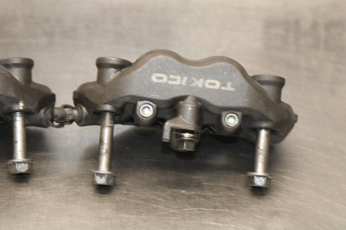 05-06 HONDA CBR600RR RIGHT LEFT FRONT BRAKE CALIPER SET PAIR CALIPERS BB945