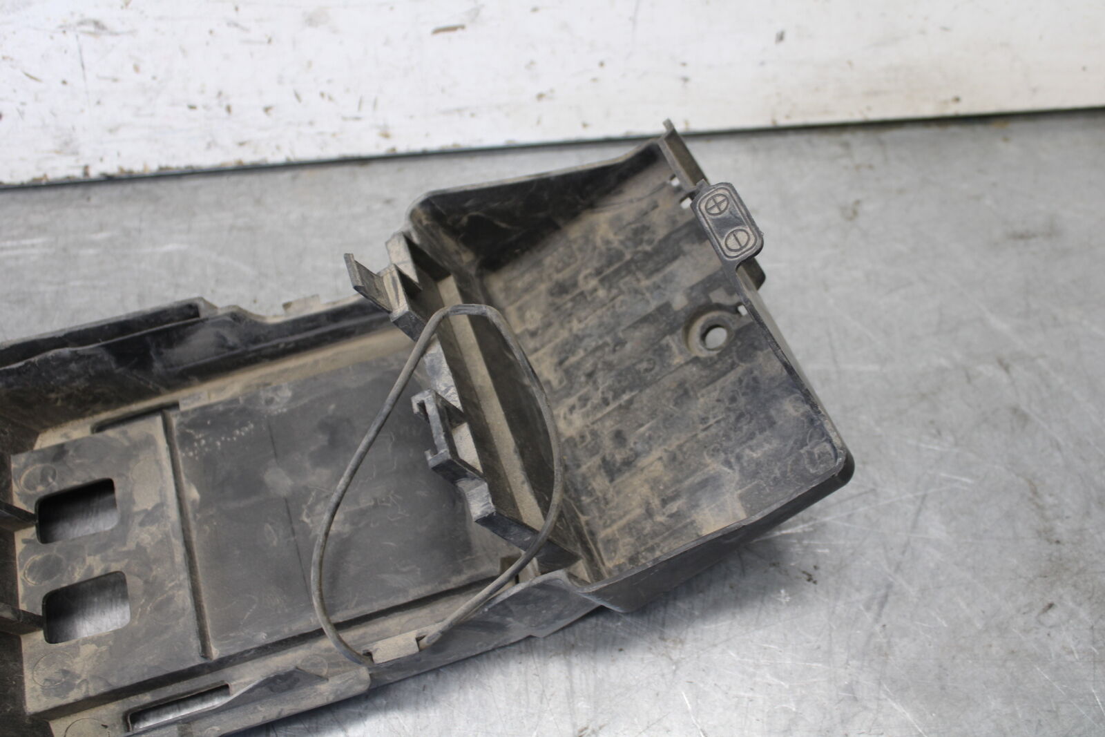 06-07 SUZUKI GSXR 600 REAR BACK TAIL UNDERTAIL BATTERY TRAY PLASTIC BB694
