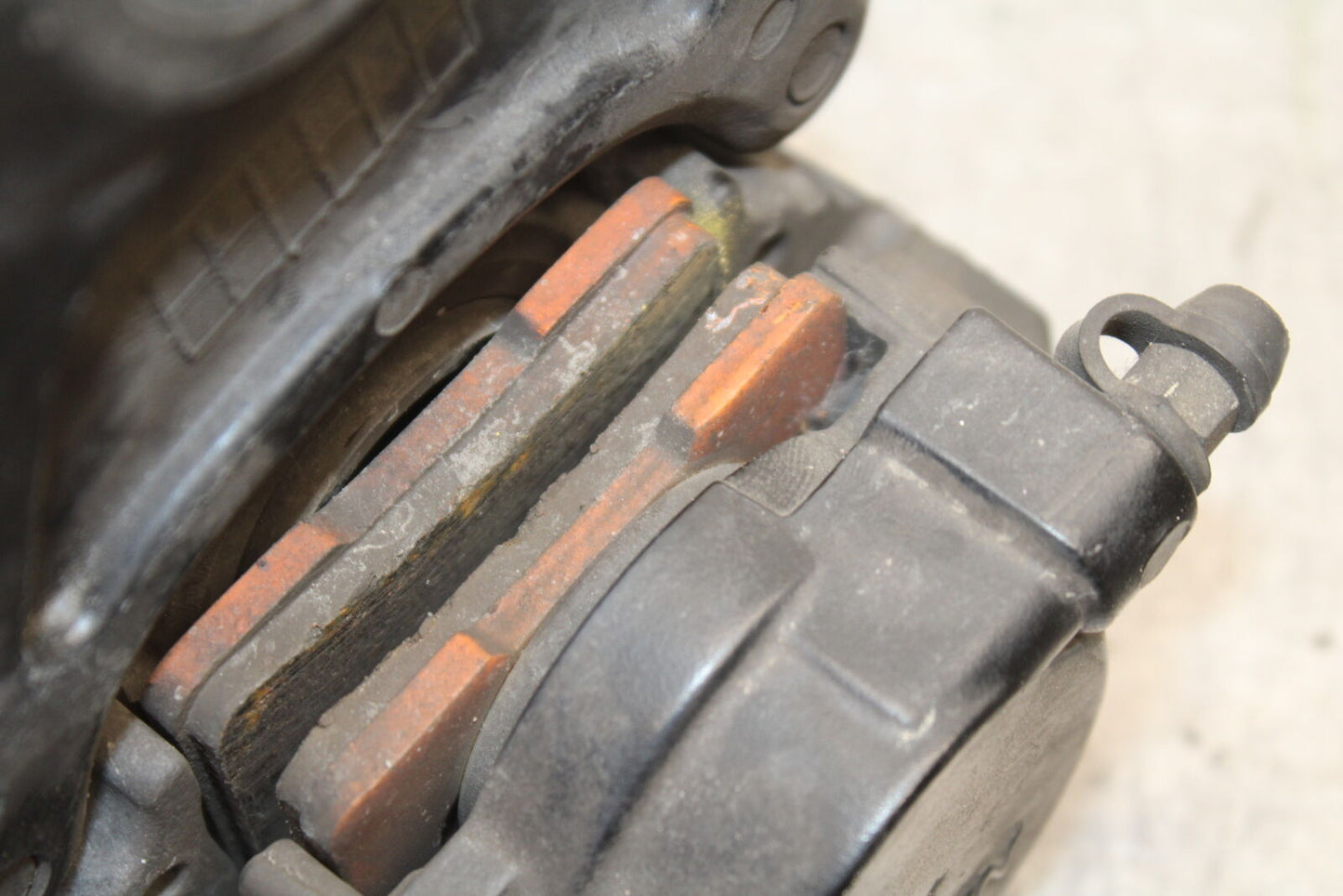 05-06 SUZUKI GSXR1000 REAR BRAKE CALIPER W MOUNT BRACKET 69100-29G20-999 BB663