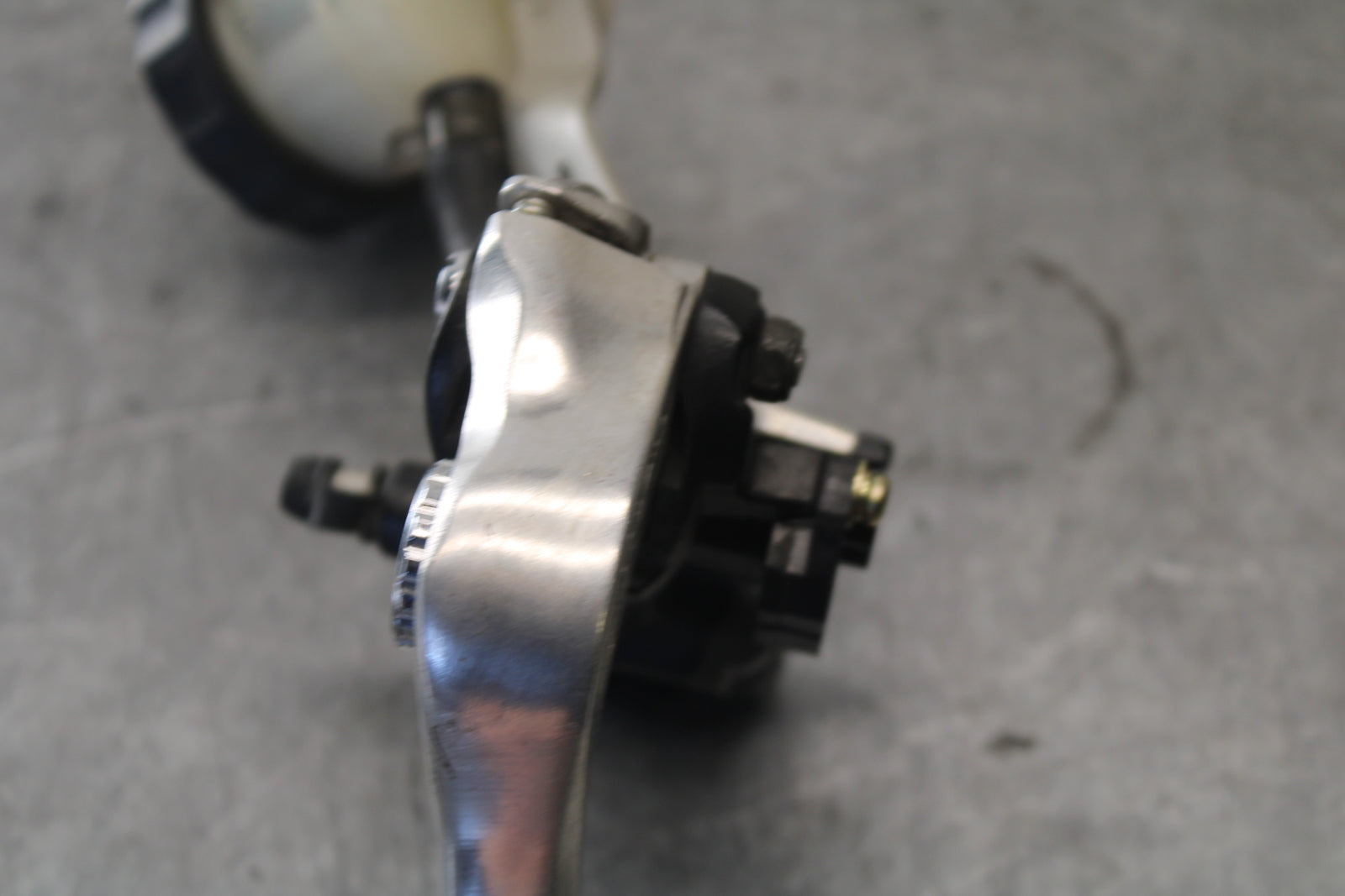 07-08 TRIUMPH DAYTONA 675 FRONT BRAKE MASTER CYLINDER w/ LEVER T2025700 BB685