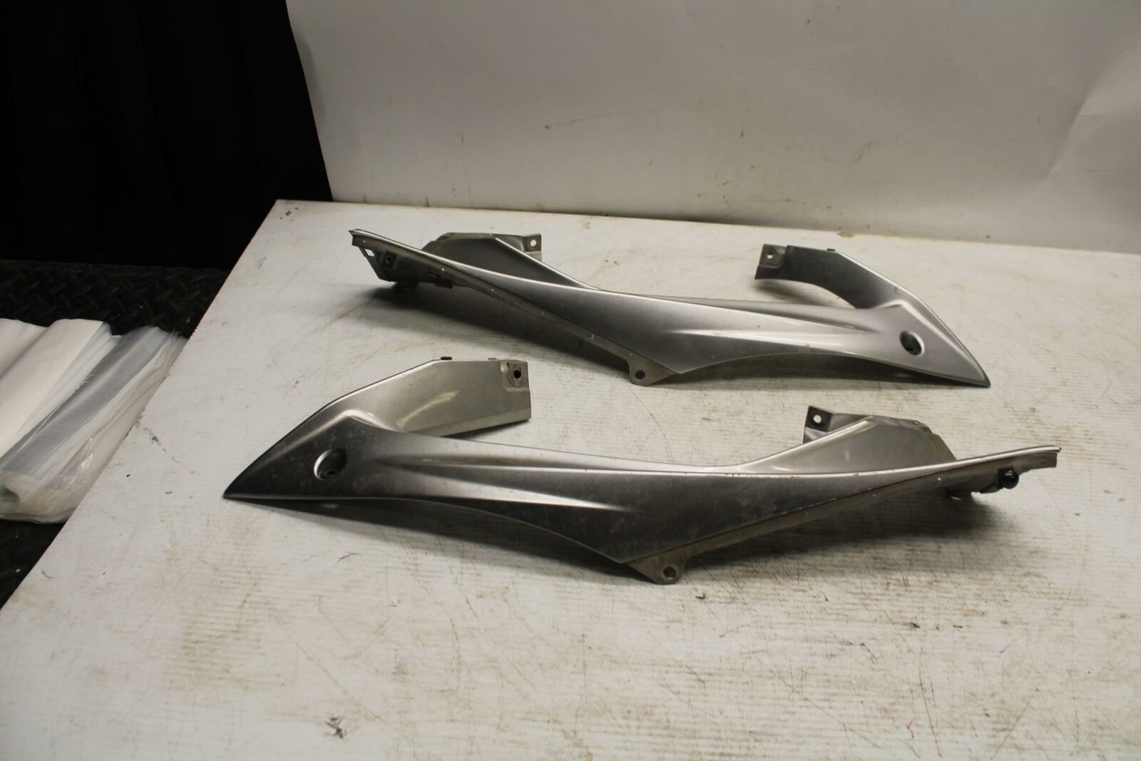 08-16 YAMAHA YZF R6 LEFT FRONT UPPER MID SIDE FAIRING COWL PLASTIC BB365