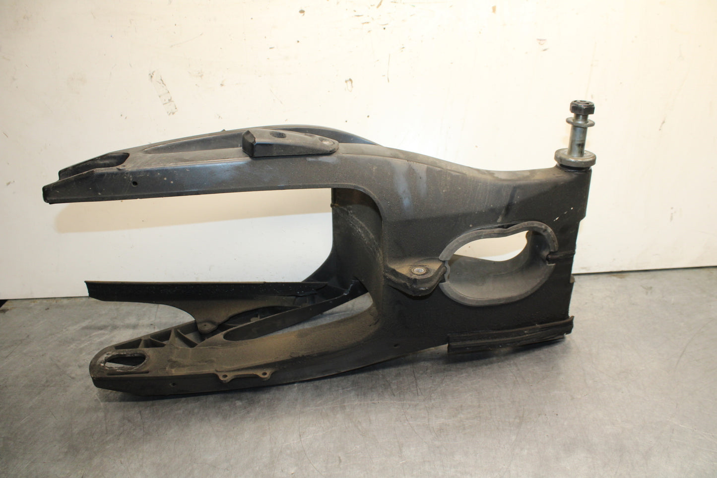 03-05 YAMAHA YZF R6  REAR SWINGARM BACK SUSPENSION SWING ARM BB751