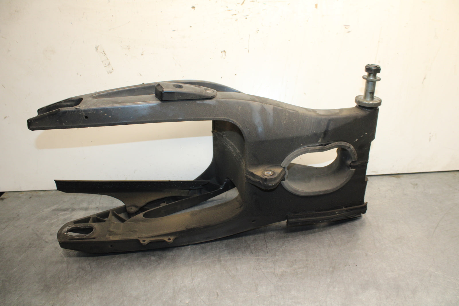 03-05 YAMAHA YZF R6  REAR SWINGARM BACK SUSPENSION SWING ARM BB751
