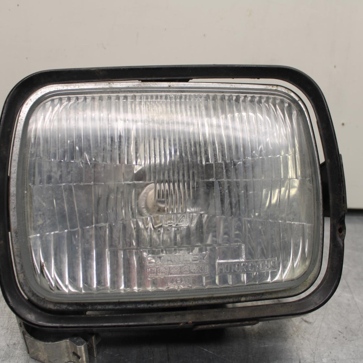 84-86 KAWASAKI GPZ900 FRONT HEADLIGHT HEAD LIGHT LAMP BB84