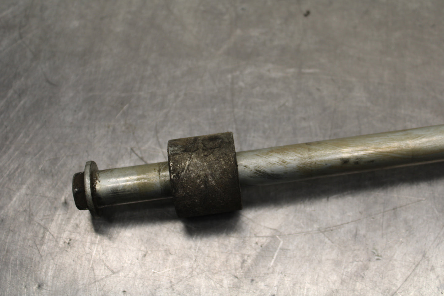 04 SUZUKI INTRUDER 800 REAR AXLE BACK WHEEL RIM PIVOT BOLT AXEL BB758