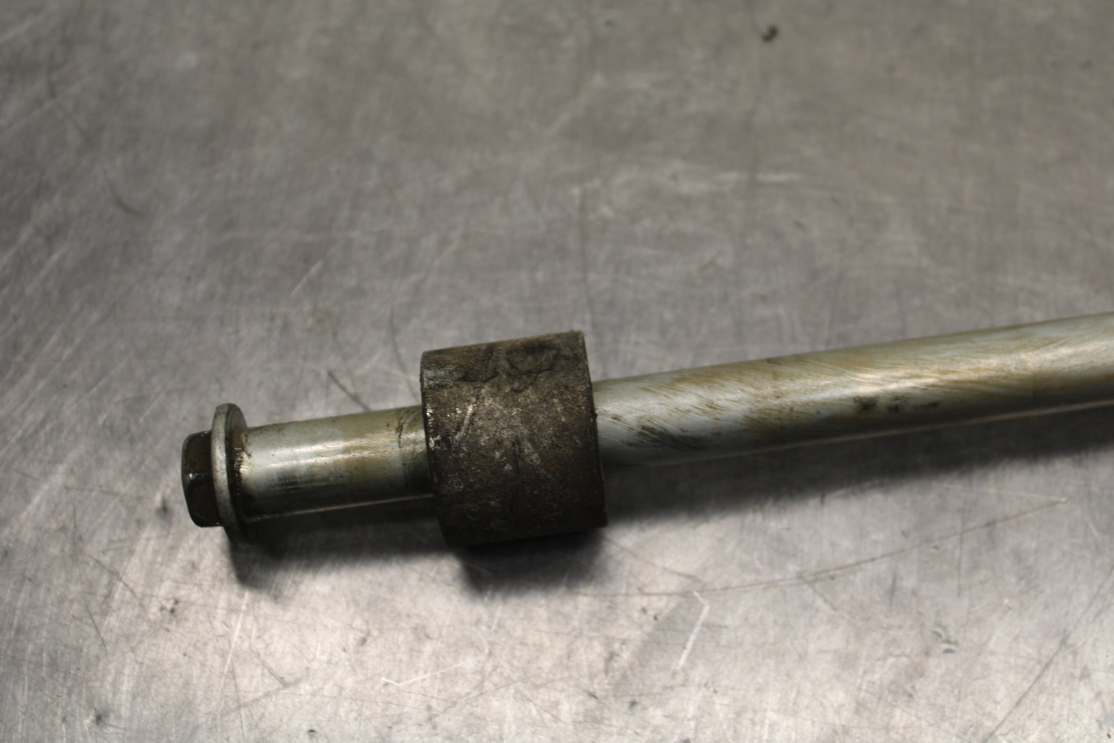 04 SUZUKI INTRUDER 800 REAR AXLE BACK WHEEL RIM PIVOT BOLT AXEL BB758