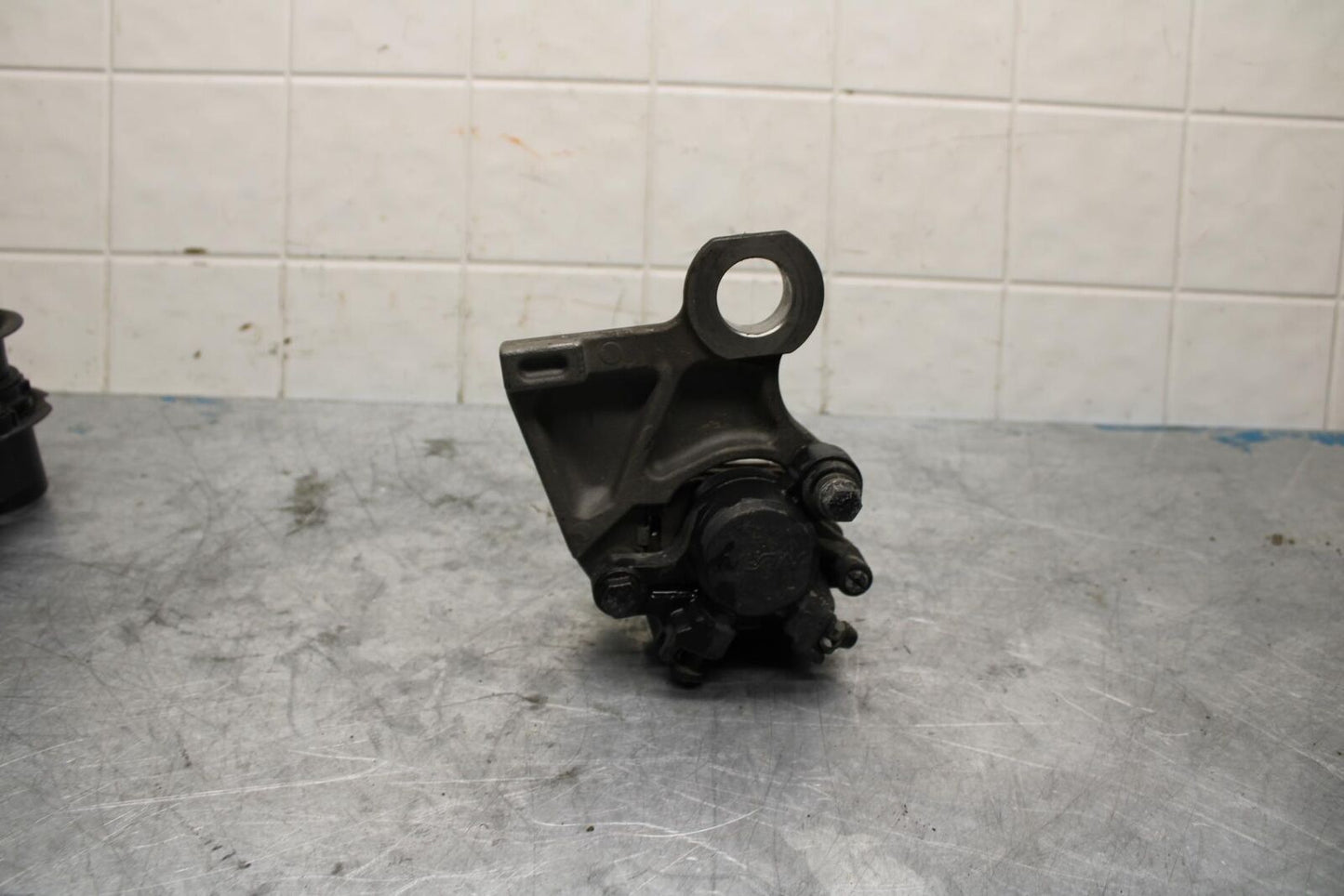 08-16 YAMAHA YZF R6 REAR BACK BRAKE CALIPER W MOUNT BRACKET BB443