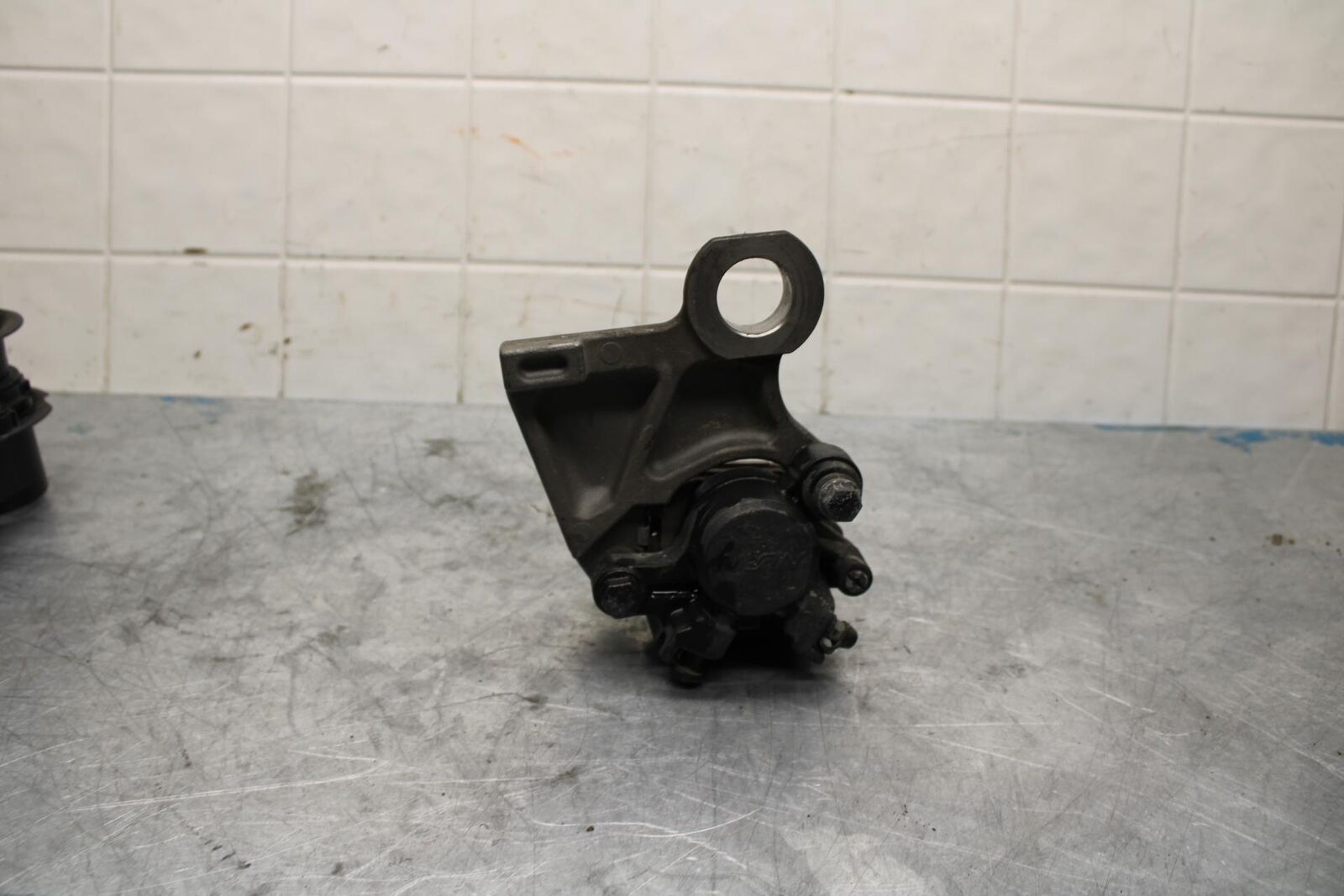 08-16 YAMAHA YZF R6 REAR BACK BRAKE CALIPER W MOUNT BRACKET BB443