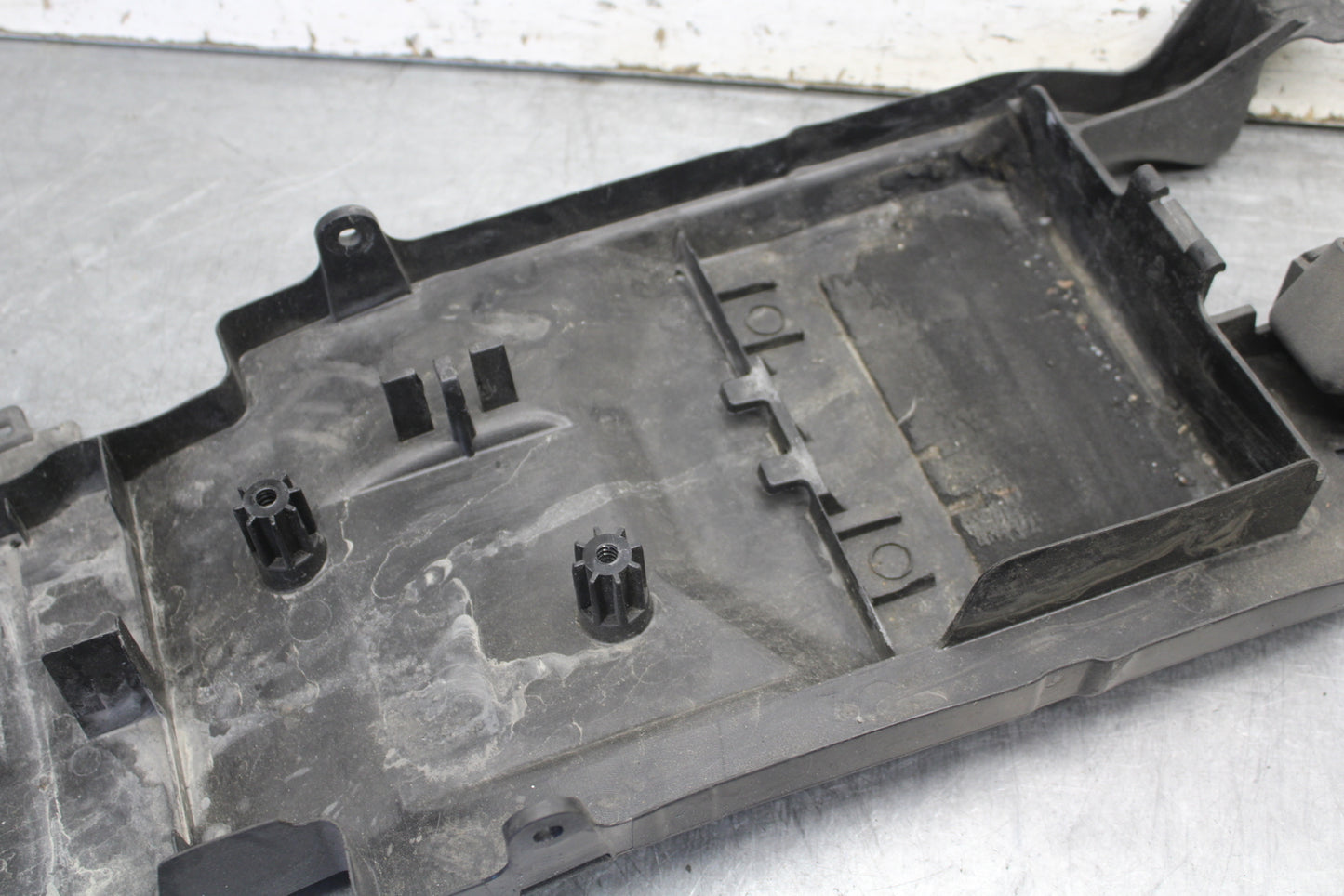 09-12 KAWASAKI NINJA ZX6R REAR BACK TAIL UNDERTAIL BATTERY TRAY PLASTIC BB698