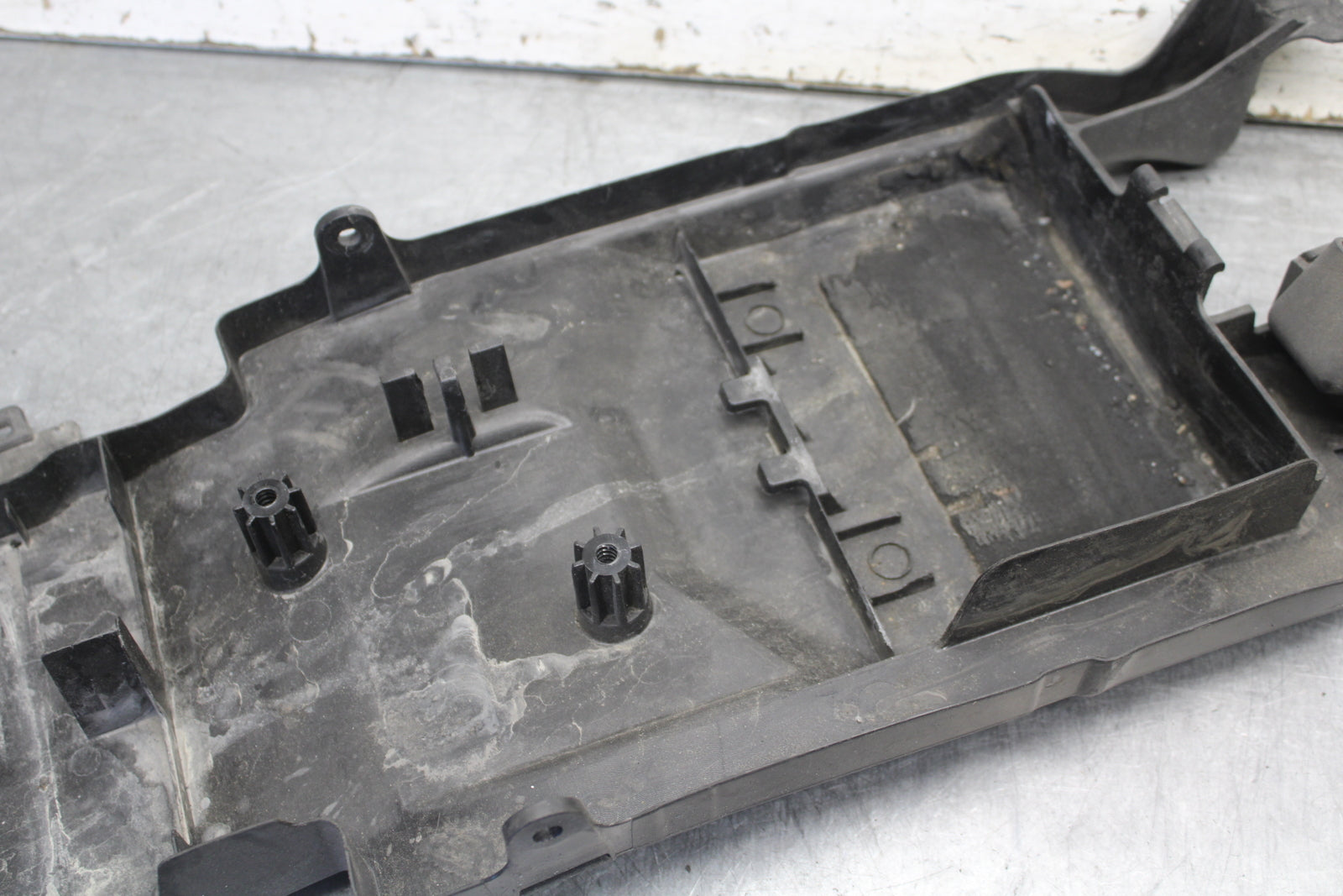 09-12 KAWASAKI NINJA ZX6R REAR BACK TAIL UNDERTAIL BATTERY TRAY PLASTIC BB698