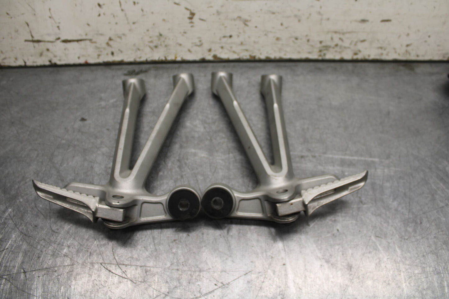 05-08 SUZUKI GSXR1000 REAR BACK PASSENGER PEG SET PAIR BB113