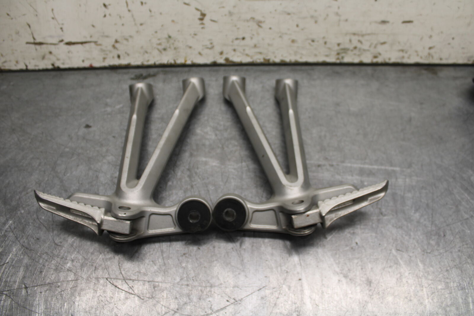 05-08 SUZUKI GSXR1000 REAR BACK PASSENGER PEG SET PAIR BB113