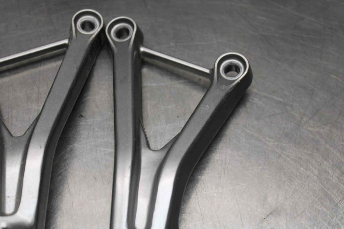 24-25 KAWASAKI NINJA ZX4R REAR BACK PASSENGER PEG SET PAIR BB827