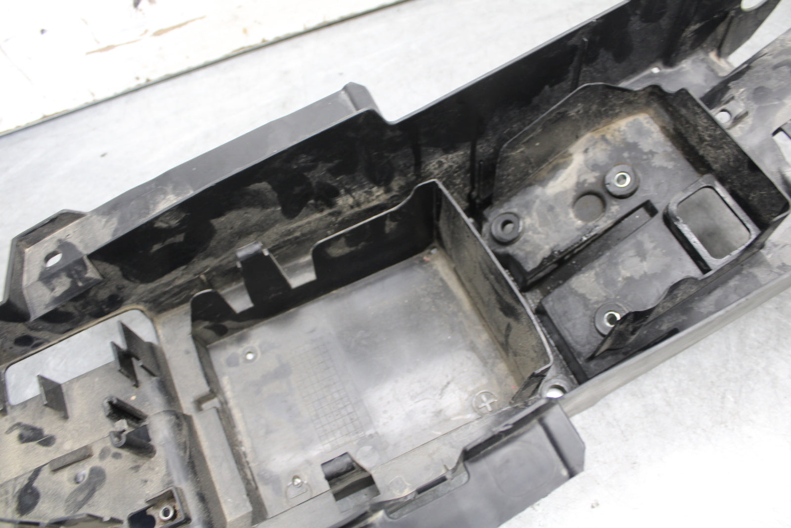 16-21 YAMAHA XSR900 REAR BACK TAIL UNDERTAIL BATTERY TRAY PLASTIC BB664
