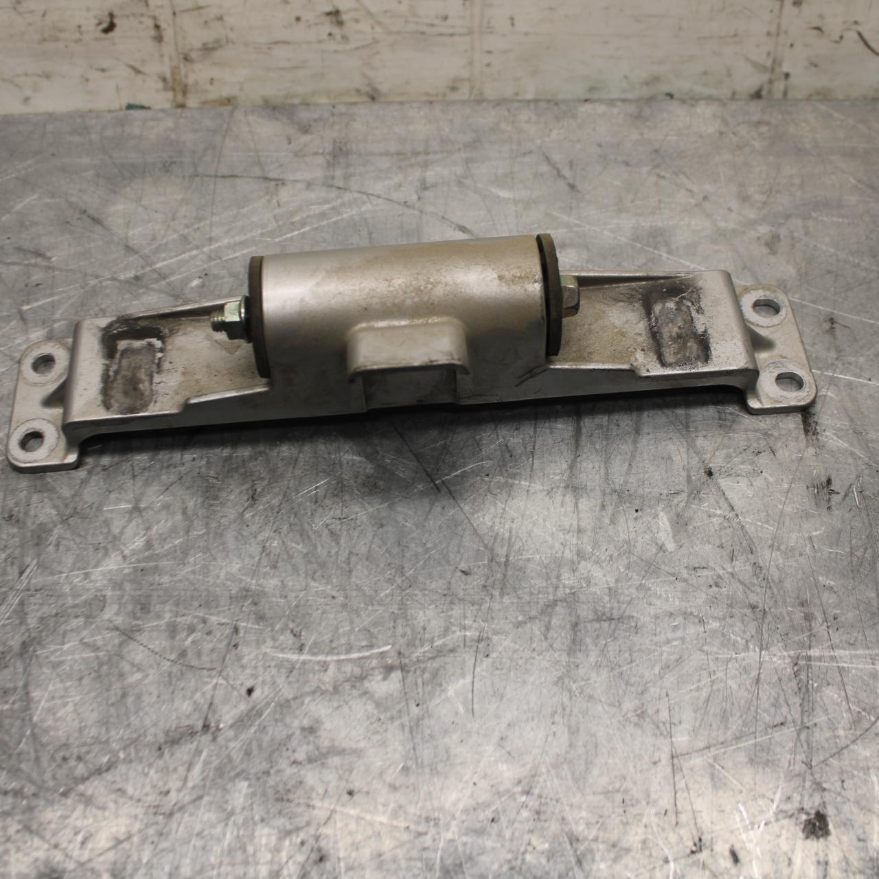 18 YAMAHA YZF R1  GAS TANK FUEL CELL PETROL RESERVOIR BRACKET MOUNT BB473