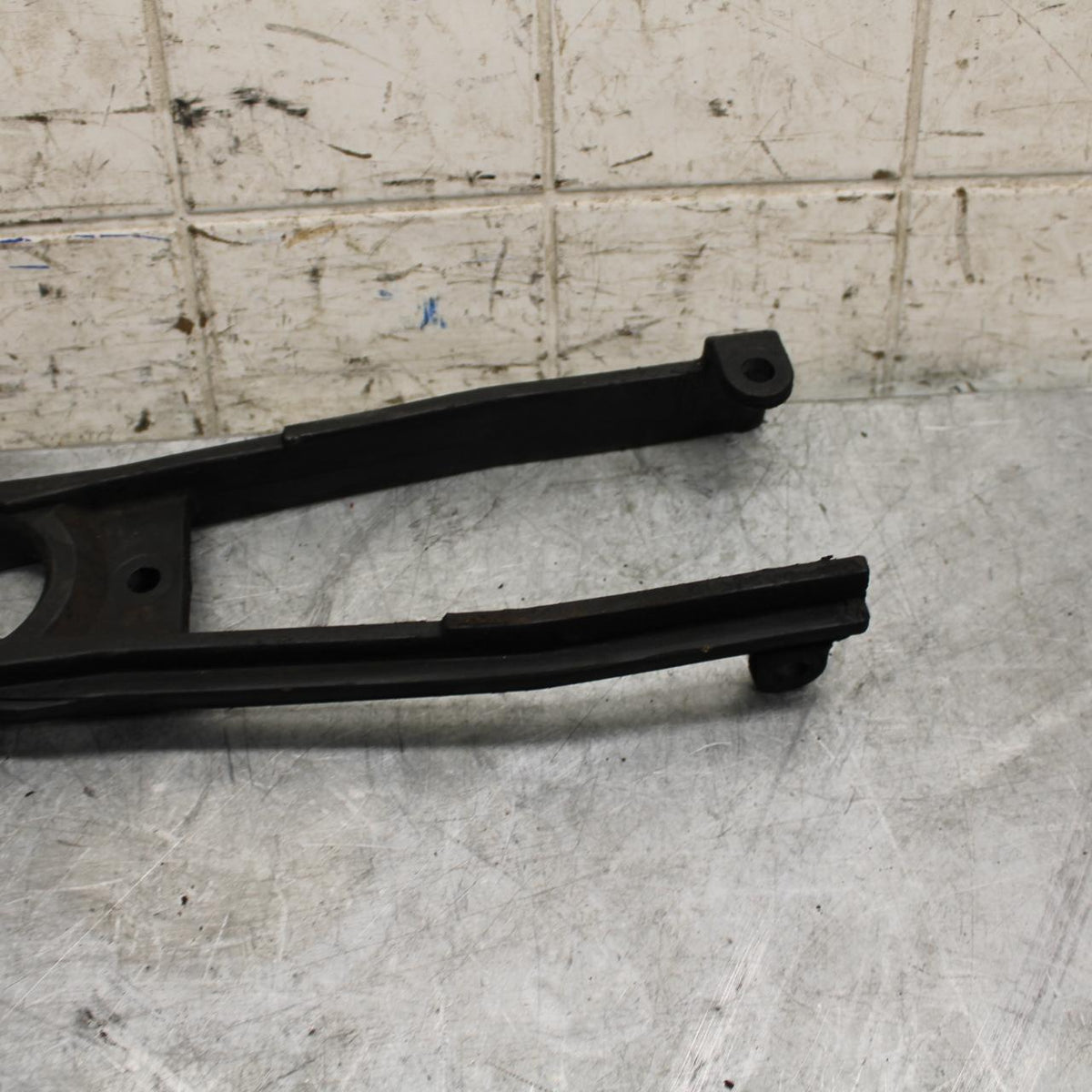 2007 Suzuki GSXR750 SWINGARM CHAIN BUFFER SLIDER GUIDE 61273-01H00 BB546