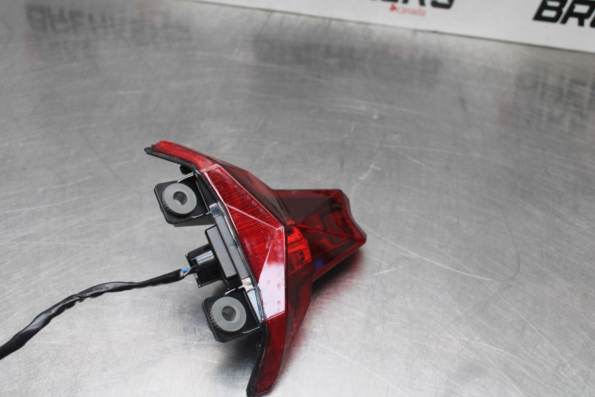 18-26 KAWASAKI Z400 REAR TAIL TAILLIGHT BACK BRAKE LIGHT BB852